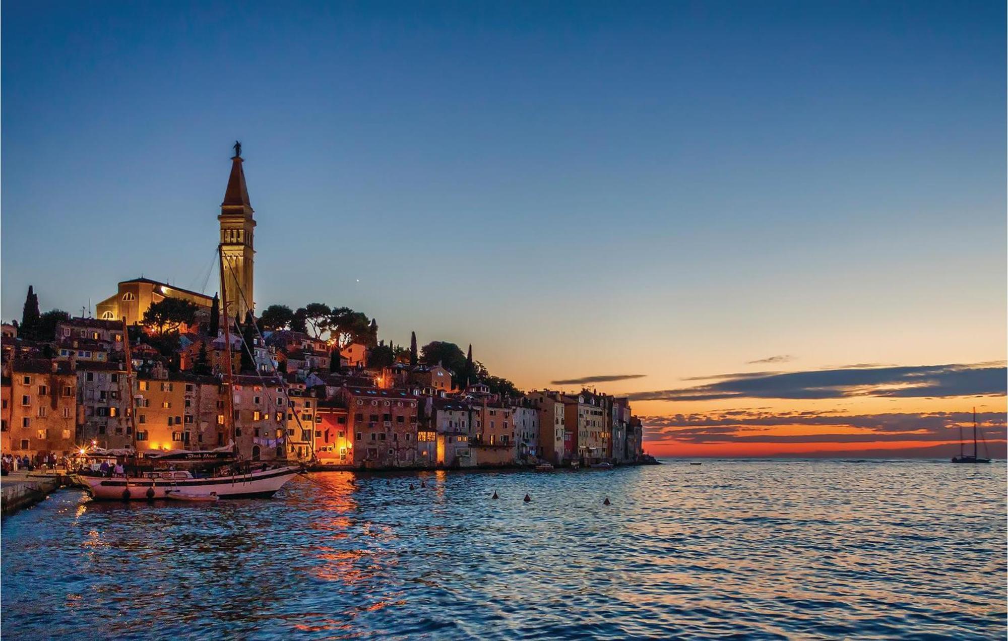 Lovely Apartment In Rovinj With Kitchen Exterior photo